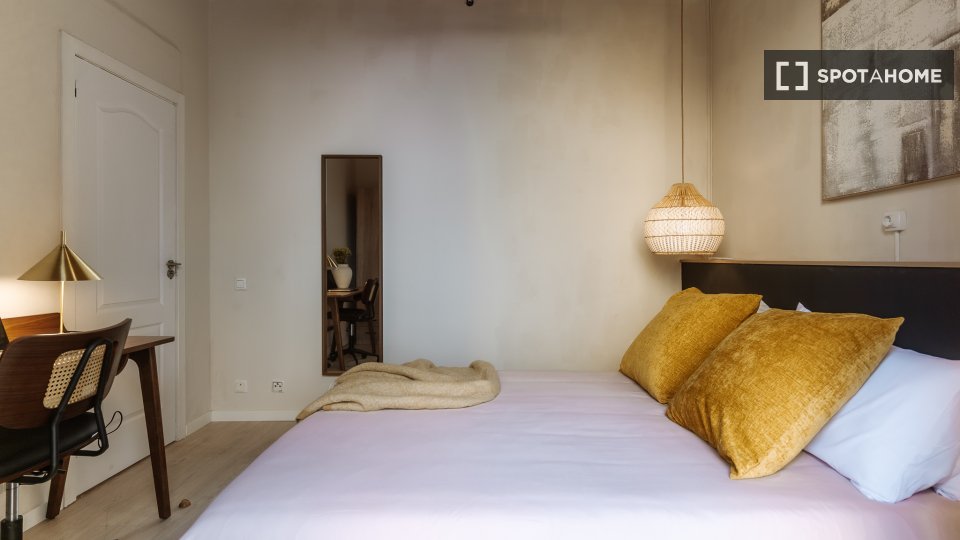 Double room Barcelona, 3 beds, 90m² — photo 9