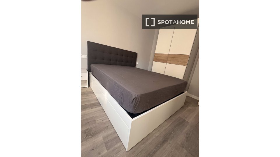 Double room Valencia, 5 beds, 100m² — photo 19