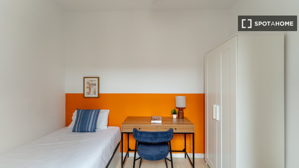 Double room Madrid, 3 beds — photo 11