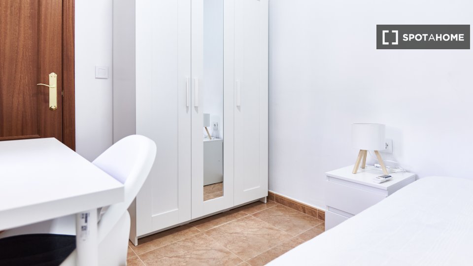 Double room Seville, 3 beds — photo 8
