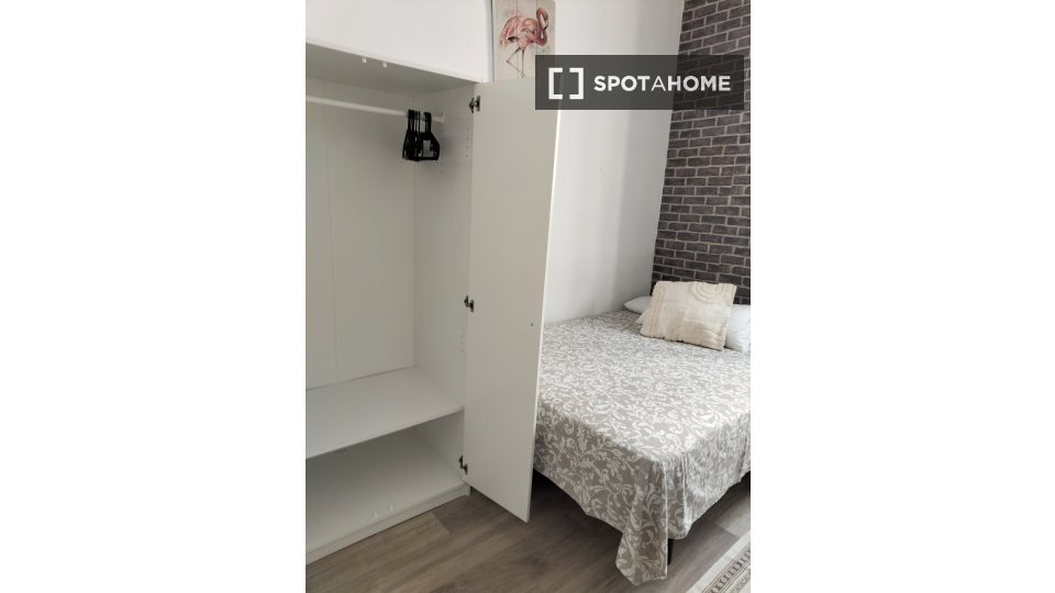 Double room Madrid, 5 beds, 100m² — photo 1