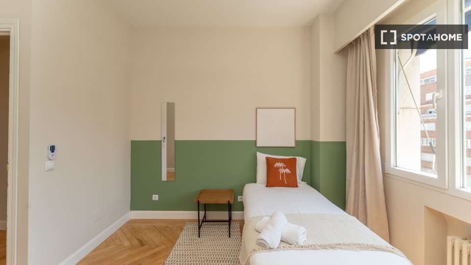 Double room Madrid, 5 beds — photo 9