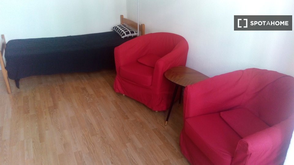 Double room Lisbon, 3 beds, 65m² — photo 14