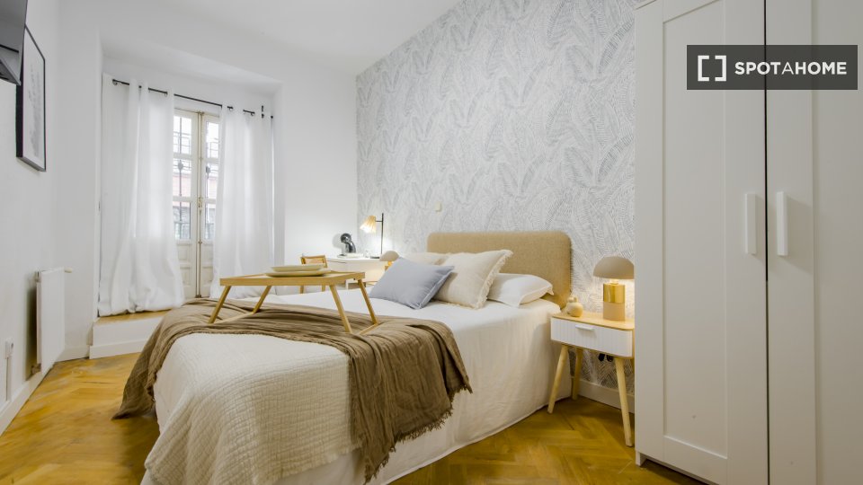 Double room Madrid, 5 beds, 130m² — photo 3