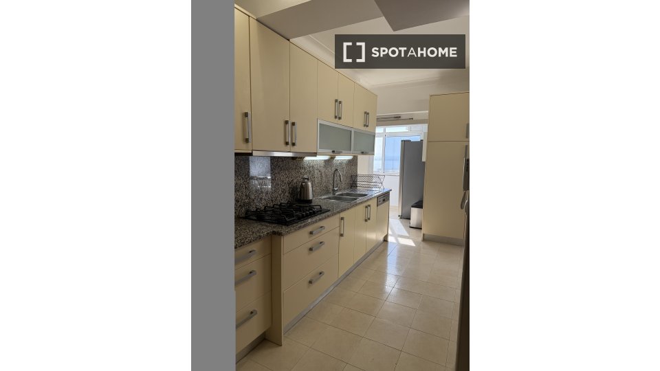 Double room Lisbon, 4 beds, 124m² — photo 15