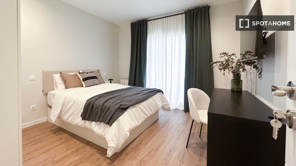 Double room Madrid, 5 beds, 100m² — photo 1