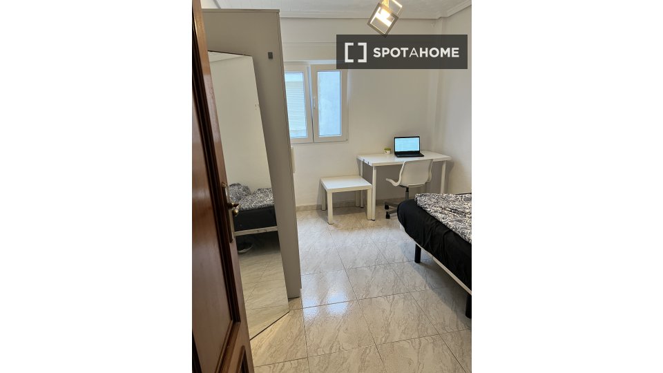 Double room Valencia, 3 beds, 85m² — photo 20