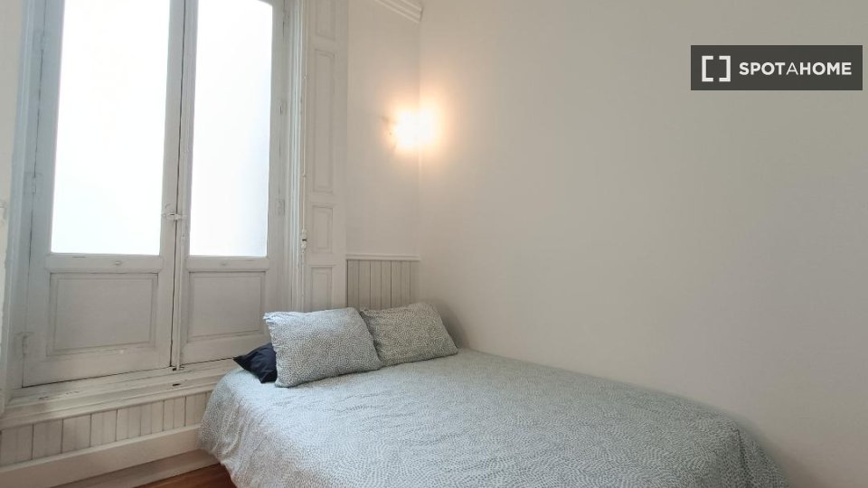 Double room Madrid, 13 beds, 220m² — photo 1