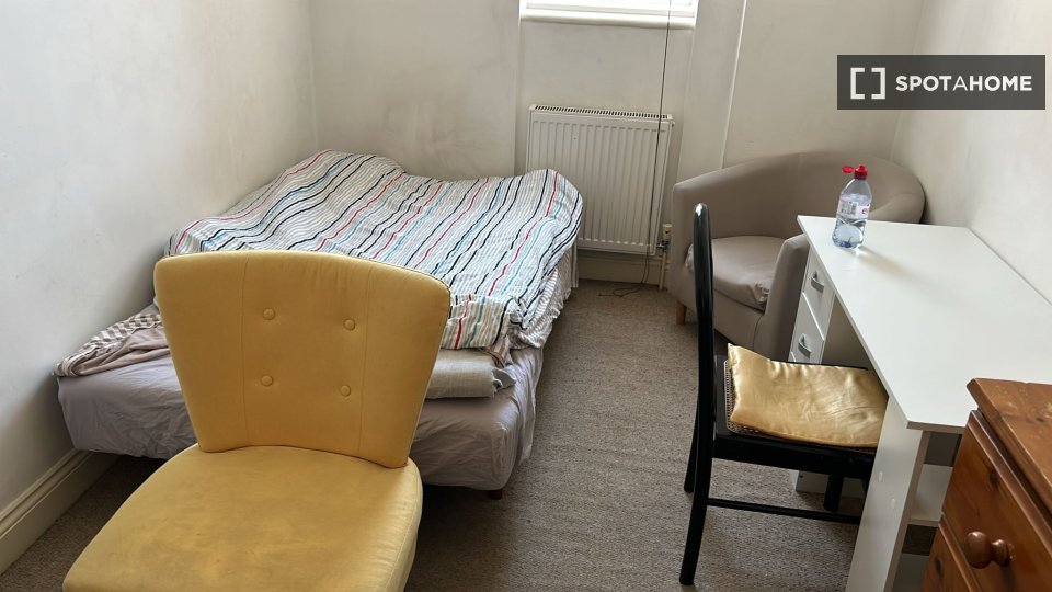 Double room London, 3 beds, 92m² — photo 1