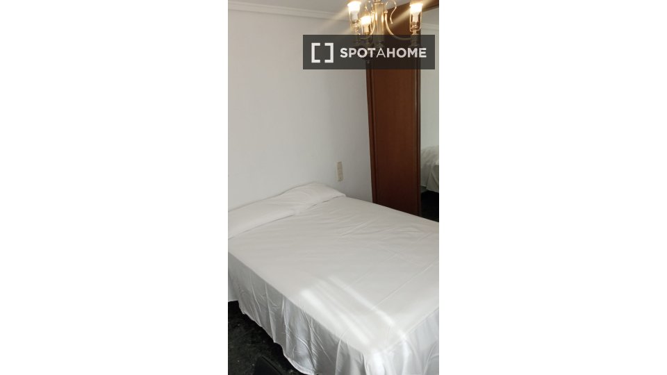Double room Valencia, 5 beds, 110m² — photo 3