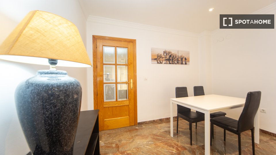 Double room Granada, 3 beds, 80m² — photo 18