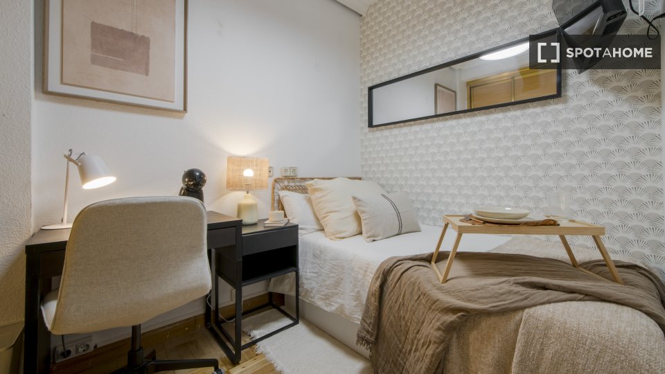 Double room Madrid, 6 beds, 100m² — photo 2