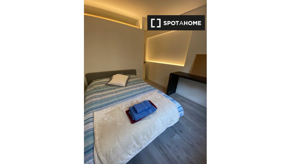 Double room Madrid, 5 beds, 150m² — photo 1