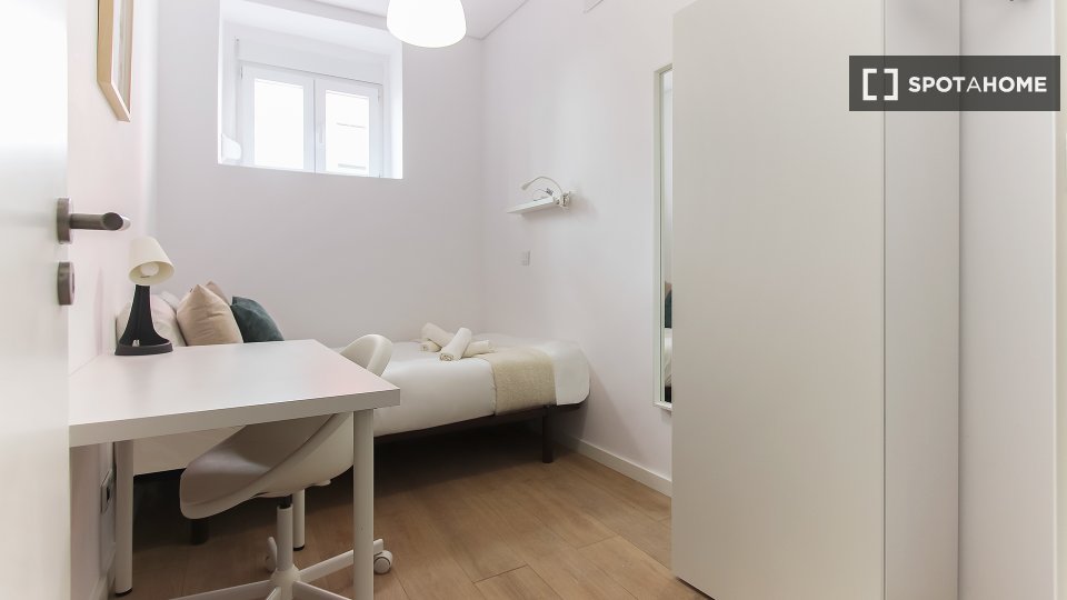 Double room Lisbon, 4 beds — photo 6