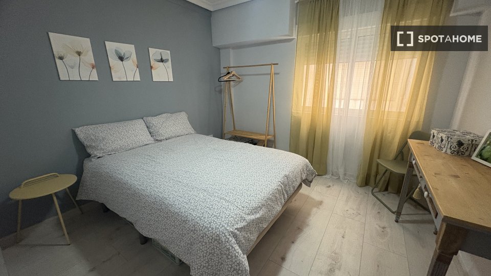 Double room Alicante, 2 beds, 75m² — photo 4