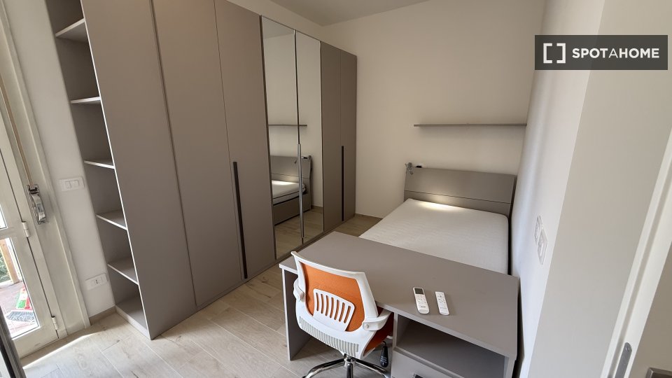 Camera in un appartamento condiviso con 4 camere da letto a San Donato. - a Bologna