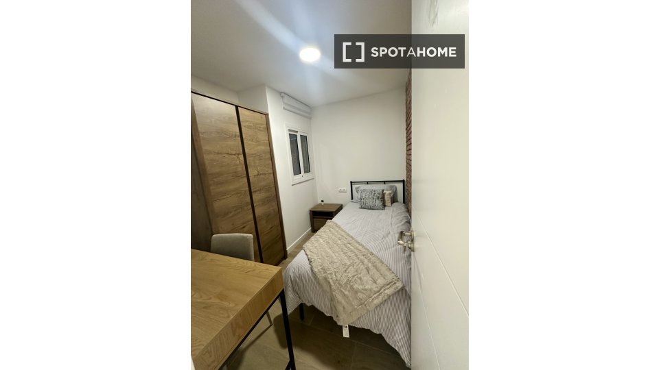 Habitación en piso compartido de 4 habitaciones, La Torrassa, Barcelona.