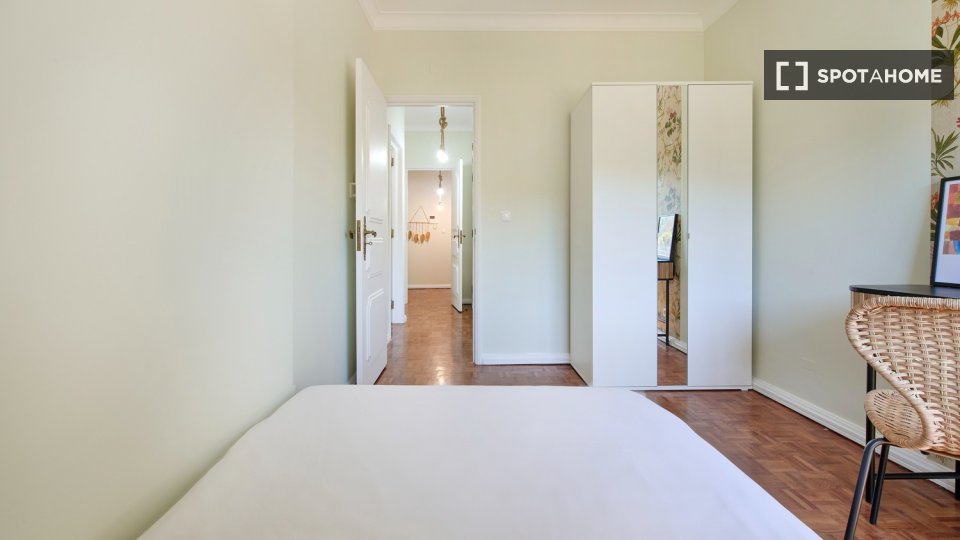 Double room Lisbon, 5 beds — photo 46