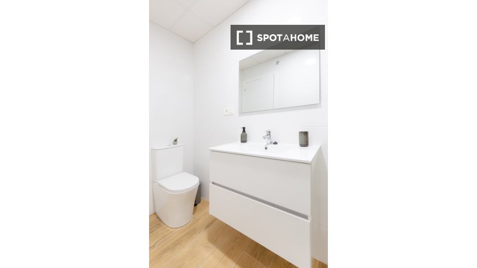 Double room Alicante, 8 beds, 201m² — photo 17
