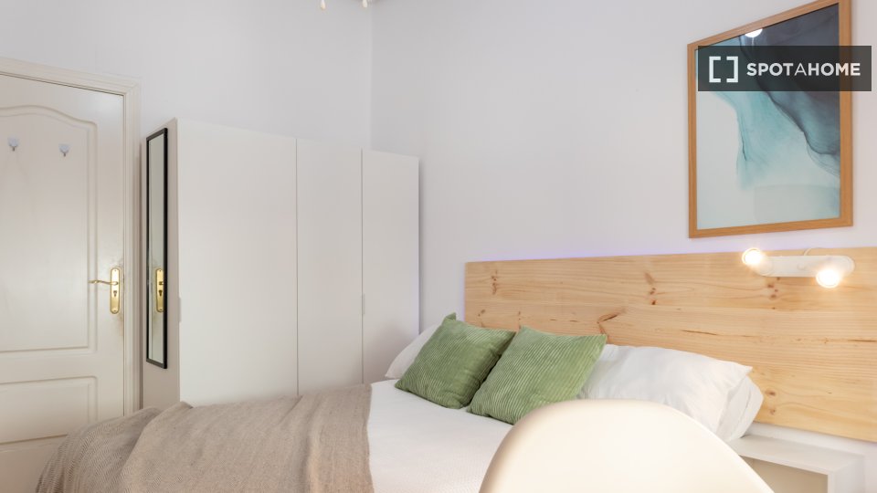 Camera in appartamento con 6 camere da letto a Embajadores, Madrid. - in Madrid