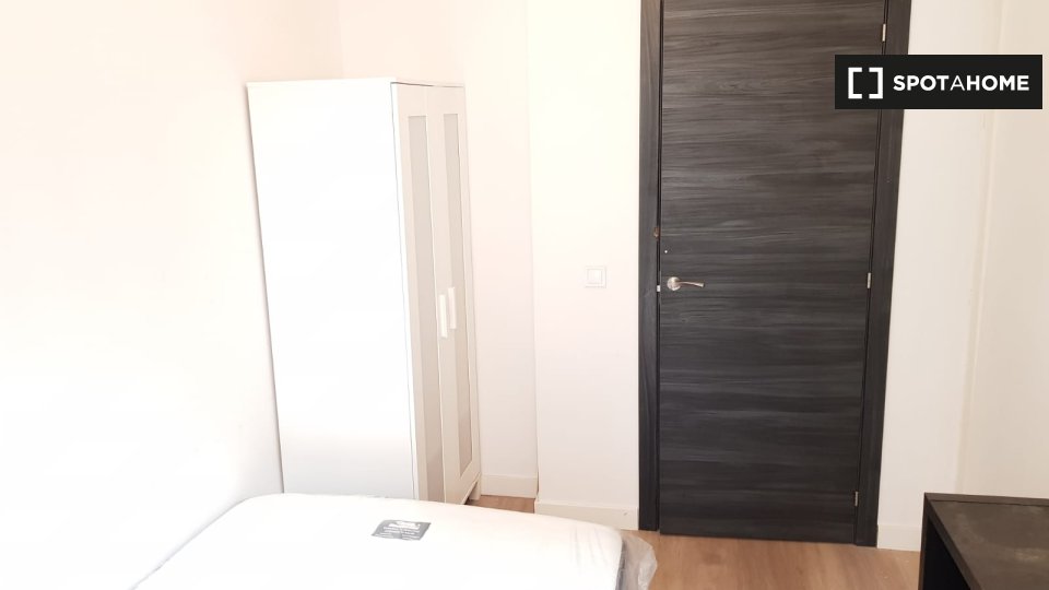 Double room Madrid, 8 beds, 170m² — photo 3