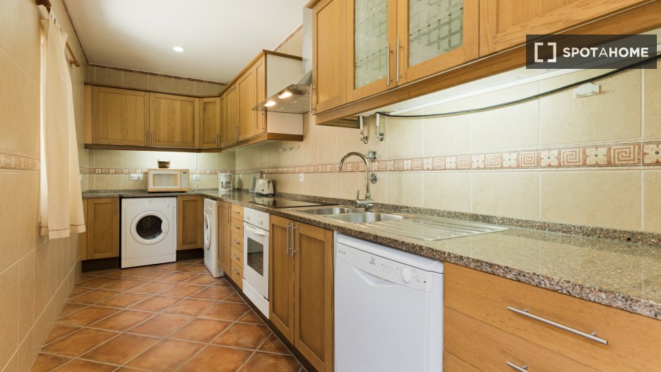 Apartment Lisbon, 3 beds, 152m² — photo 17