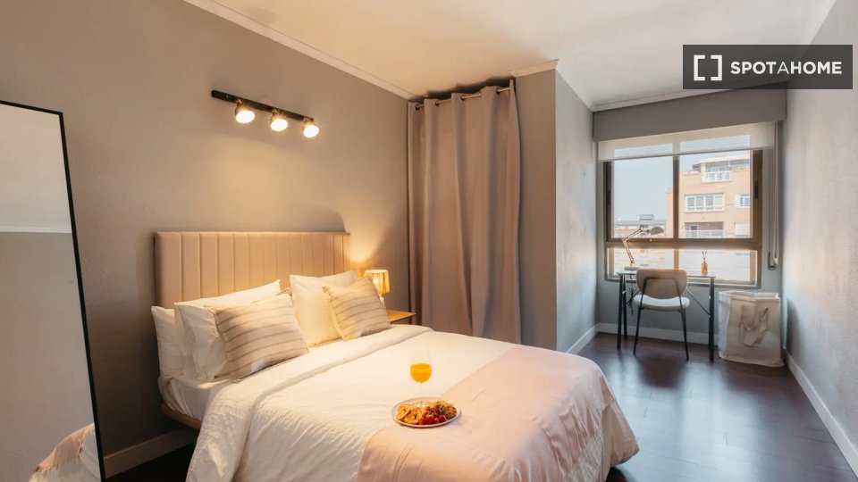 Camera in un appartamento condiviso con 6 camere da letto a La Carrasca - à Valence