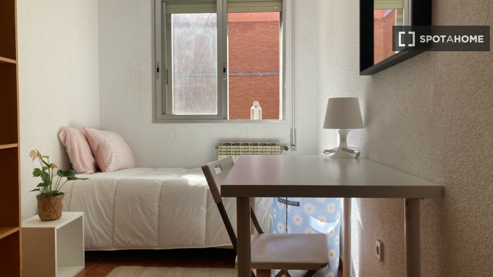 Double room Madrid, 4 beds — photo 43