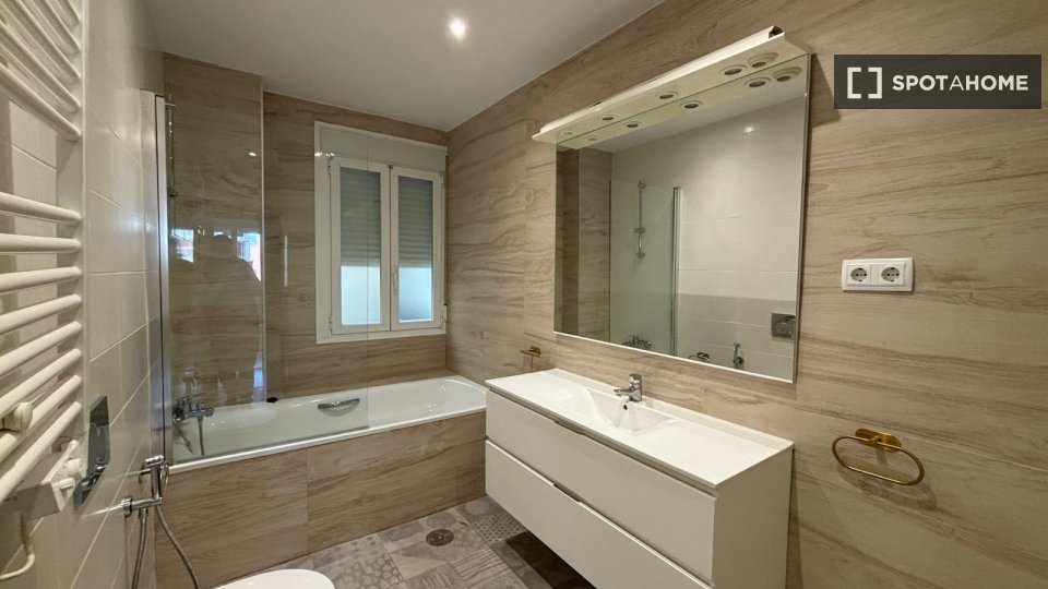 Double room Madrid, 7 beds, 180m² — photo 13