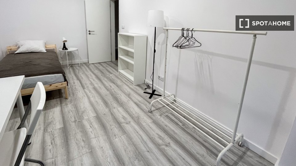 Double room Lisbon, 3 beds, 70m² — photo 17