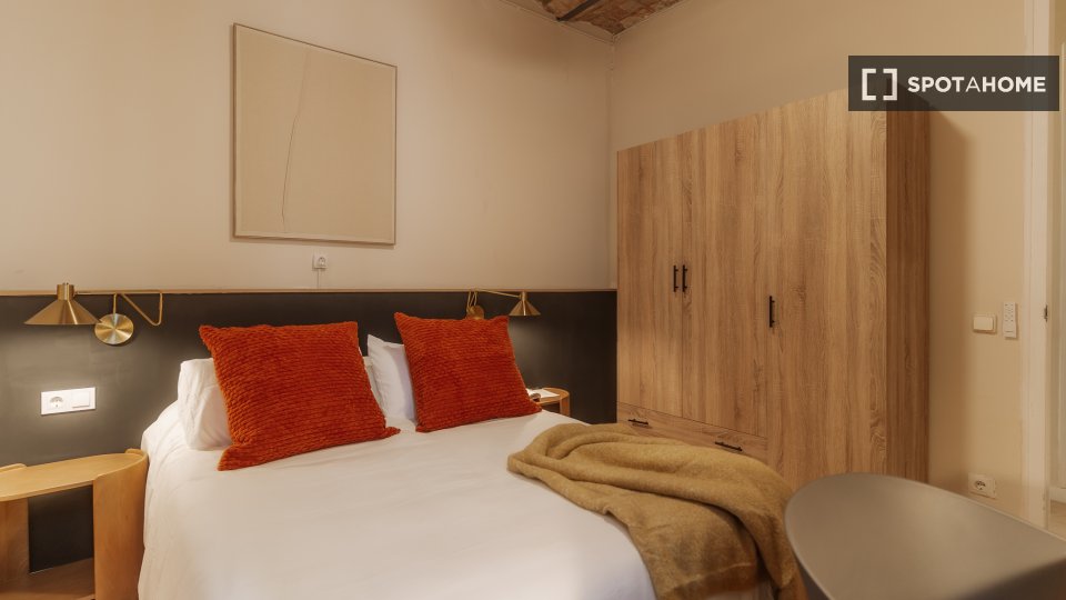 Double room Barcelona, 3 beds, 90m² — photo 9