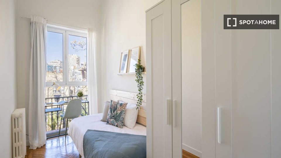 Double room Madrid, 17 beds — photo 49