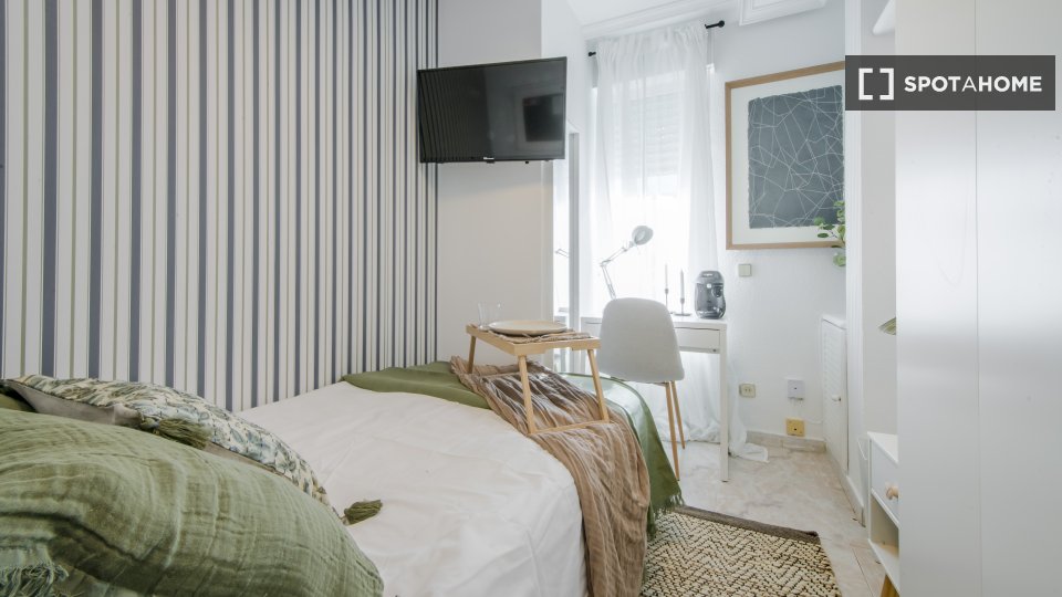 Double room Madrid, 5 beds, 80m² — photo 13