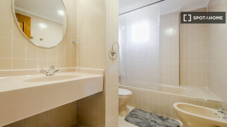 Double room Madrid, 6 beds, 150m² — photo 9