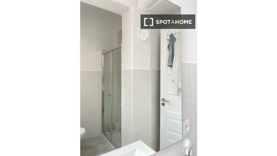 Double room Lisbon, 4 beds, 15m² — photo 3