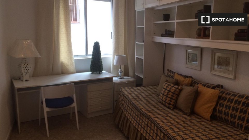 Room for rent in 4bedroom apartment in Seville, Seville (ref 932317