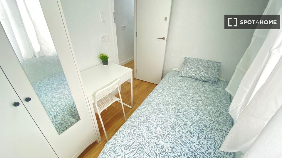 Double room Madrid, 5 beds — photo 13