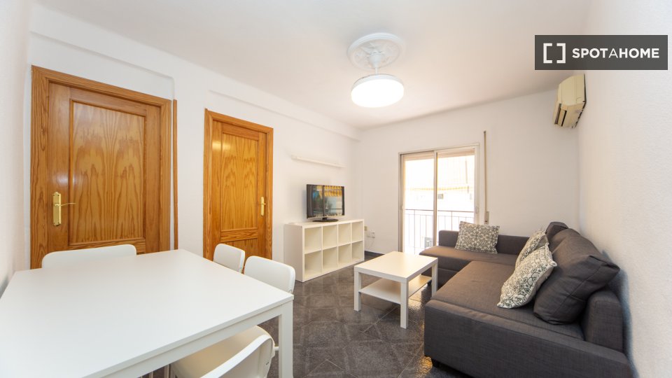 Double room Granada, 3 beds, 75m² — photo 8