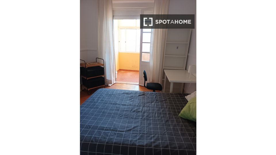 Double room Lisbon, 4 beds — photo 12