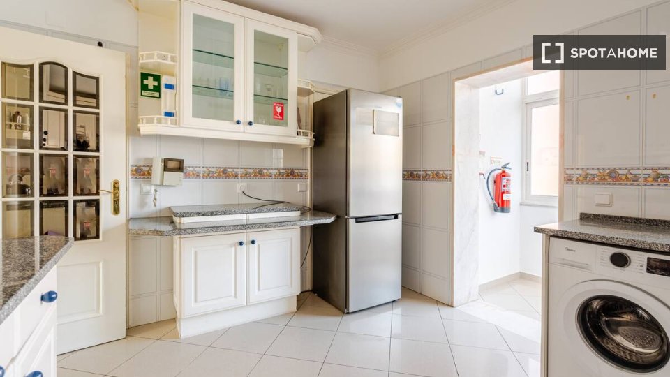 Double room Lisbon, 5 beds — photo 19
