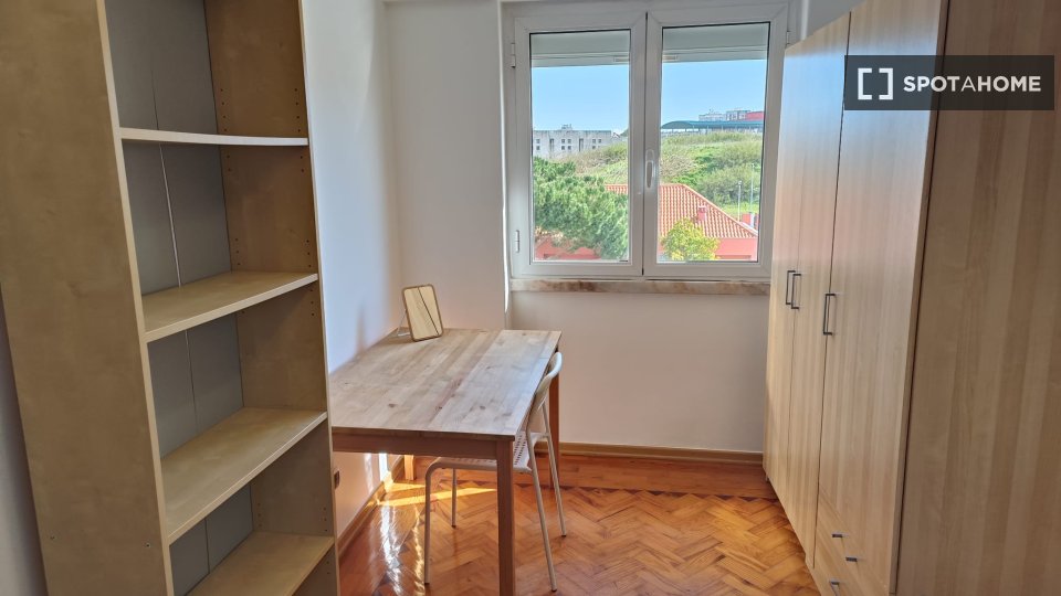 Double room Lisbon, 3 beds — photo 13