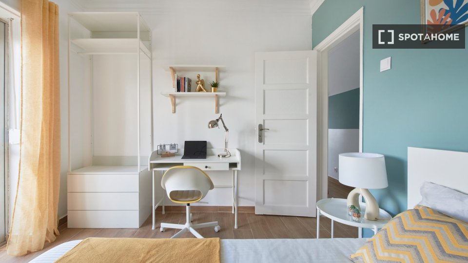 Double room Lisbon, 4 beds — photo 48