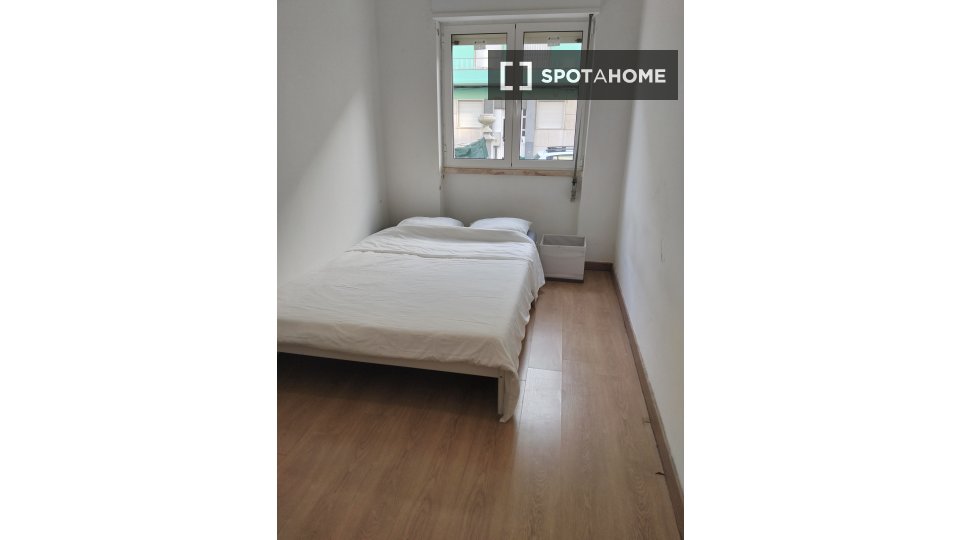 Double room Lisbon, 3 beds, 60m² — photo 29