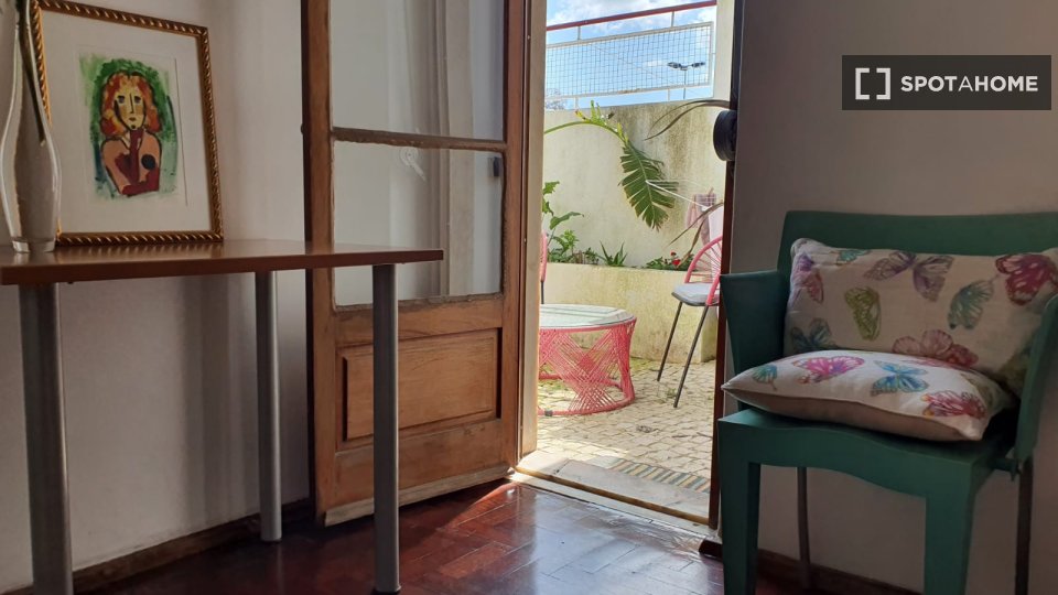 Double room Lisbon, 3 beds — photo 3