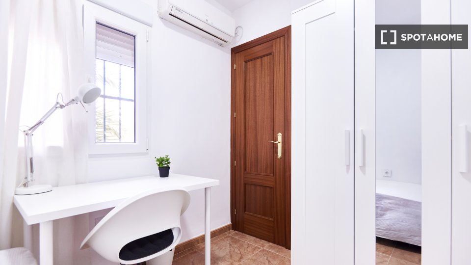 Double room Seville, 3 beds — photo 16