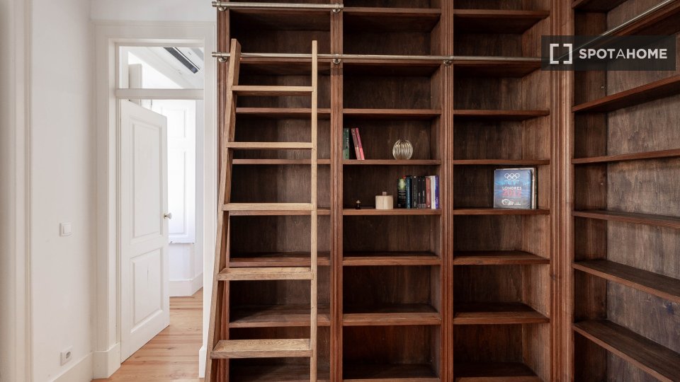 Apartment Lisbon, 2 beds, 75m² — photo 26