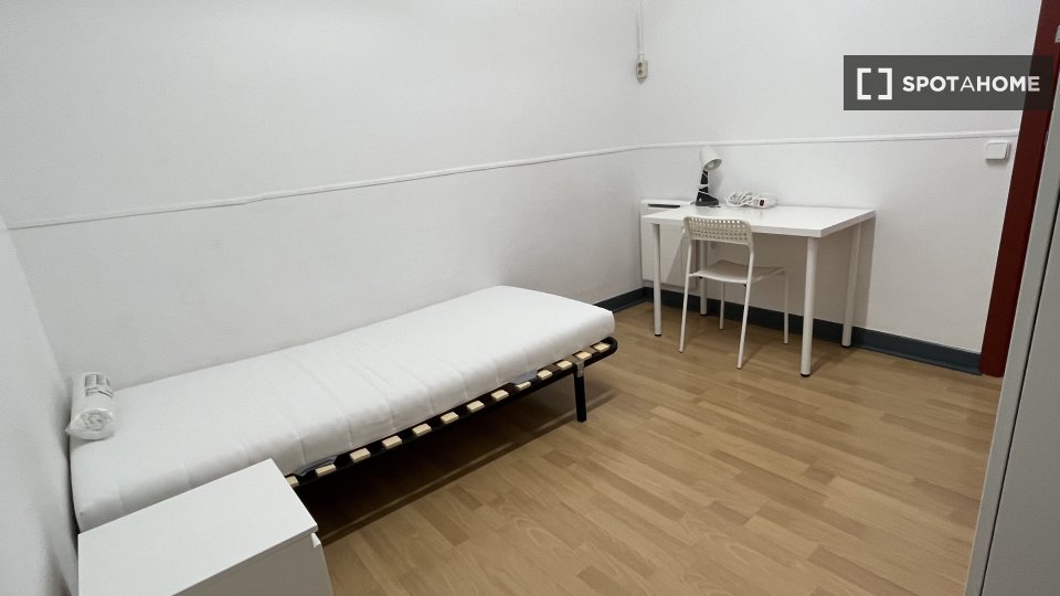 Here is the English translation:

Room for rent in a house with 3 bedrooms in Madrid - in Barcelona
