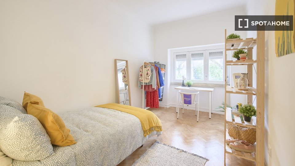 Double room Lisbon, 5 beds — photo 10