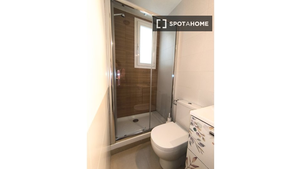 Double room Madrid, 7 beds, 132m² — photo 5