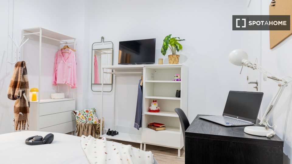 Double room Madrid, 9 beds, 210m² — photo 3